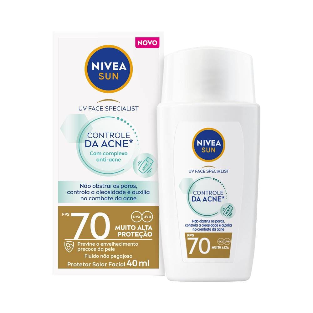 Protetor Solar Facial Nivea Sun Fluido UV Face Specialist FPS 70 aplicado no rosto de mulher com fundo azul claro