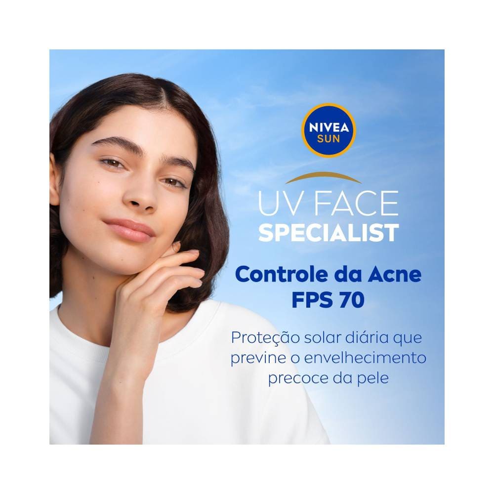 Mulher com protetor solar facial Nivea Sun Fluido UV Face Specialist FPS 70 no rosto, fundo azul claro
