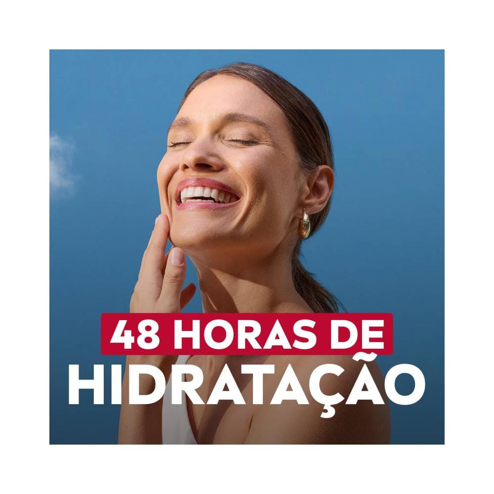 Mulher sorridente com Creme Facial Nivea Antissinais Ultraleve 7 em 1 aplicado no rosto