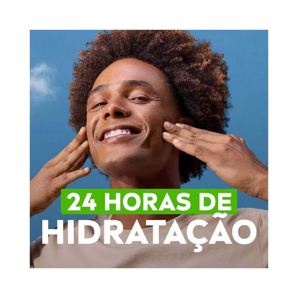 Pessoa aplicando hidratante facial em gel Nivea Ultraleve 100g no rosto