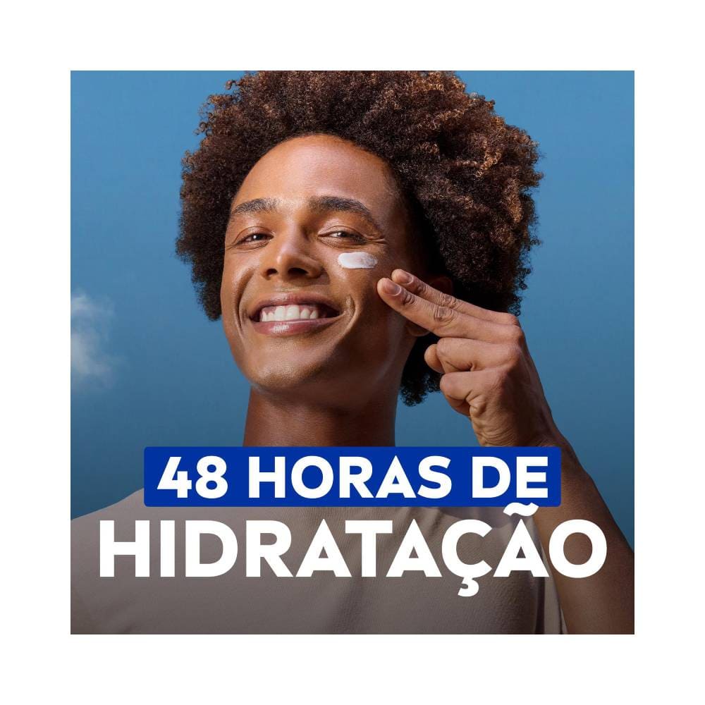 Pessoa aplicando o Creme Facial Nivea Nutritivo Ultraleve no rosto com fundo azul