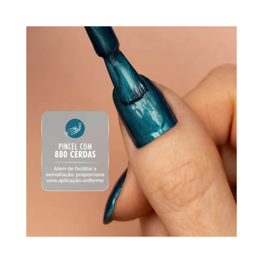 Mão com unhas pintadas com esmalte Risqué Diamond Gel Cybercolors Chuva Cósmica, cor azul escura com acabamento metálico, com pincel aplicador ao lado.