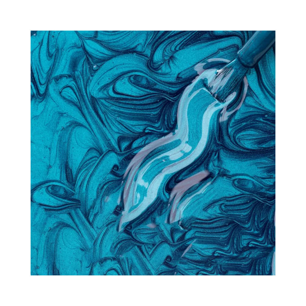 Amostra da cor do esmalte Risqué Diamond Gel Cybercolors Chuva Cósmica, uma tonalidade azul escura com acabamento metálico.