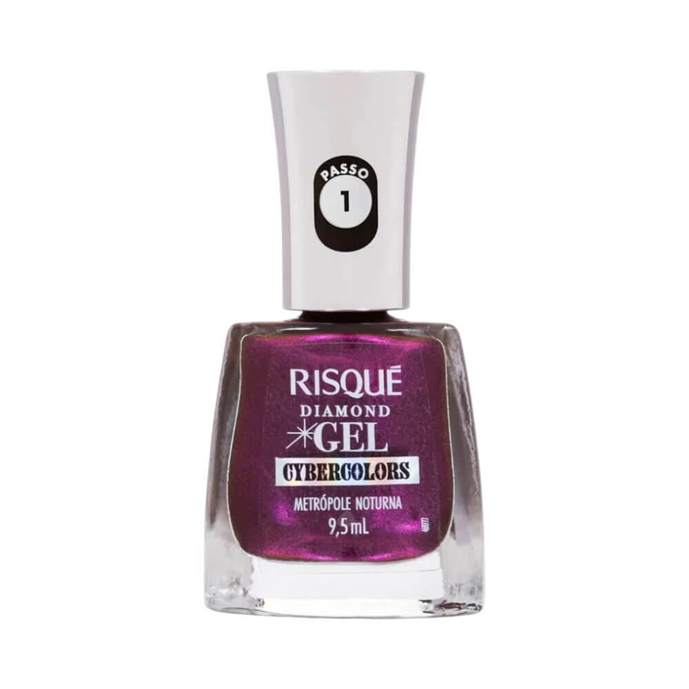 Frasco de esmalte Risqué Diamond Gel Cybercolors Metrópole Noturna em ângulo frontal, mostrando o rótulo com o nome do produto e o número '1'. O fundo é um gradiente de roxo escuro a roxo claro, com o