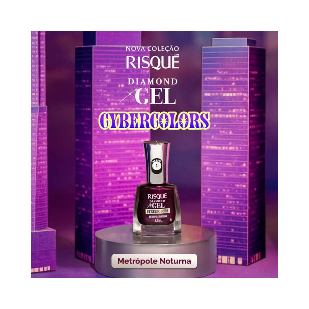 Frasco de esmalte Risqué Diamond Gel Cybercolors Metrópole Noturna em ângulo frontal, com o rótulo e o número '1' visíveis. O fundo é um gradiente de roxo escuro a roxo claro, destacando o esmalte de