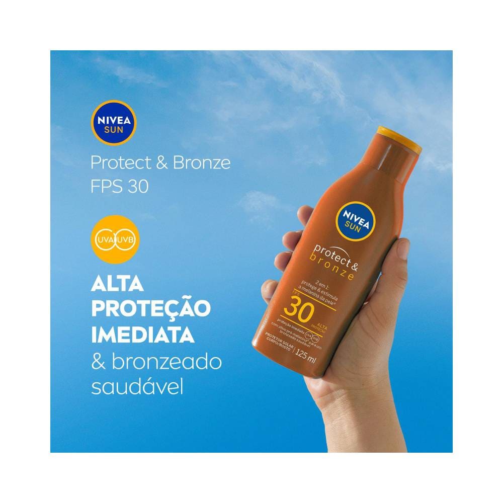Mão segurando um frasco de protetor solar Nivea Sun Protect & Bronze FPS30, contra um fundo azul