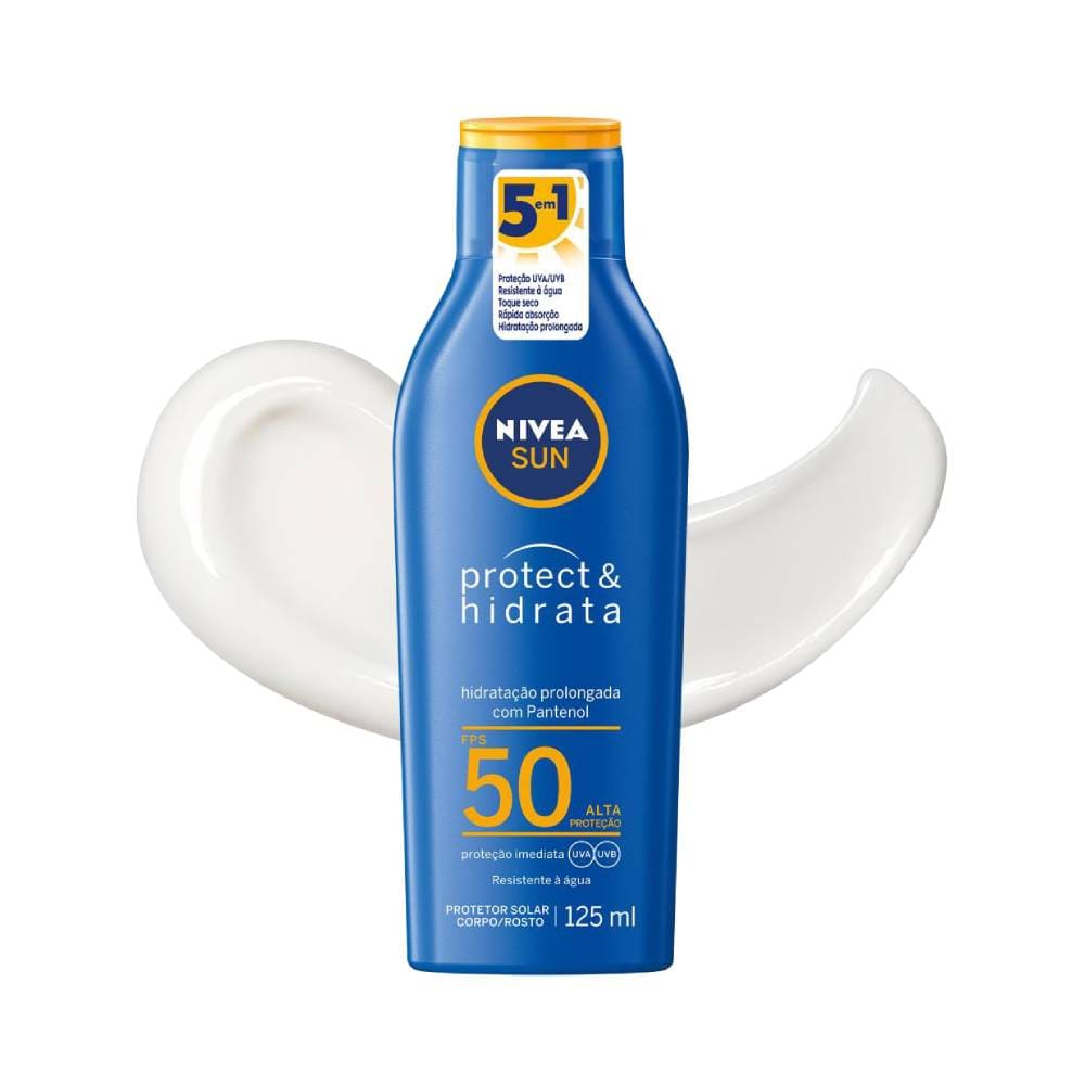Frasco de protetor solar Nivea Sun Protect & Hidrata FPS50, azul, em fundo branco com destaque no rótulo
