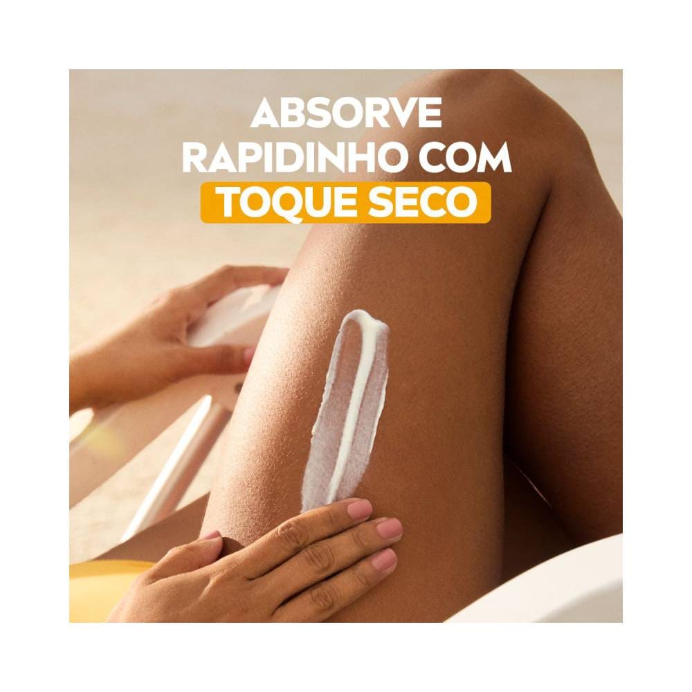 Aplicação do protetor solar Nivea Sun Protect & Hidrata FPS50 em fundo bege destacando toque seco e rápida absorção