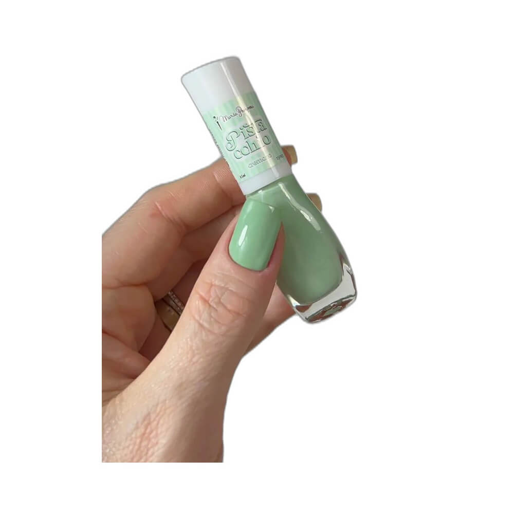 Mão com unhas pintadas com esmalte Maria Pomposa La Dolce Vita Pistacchio