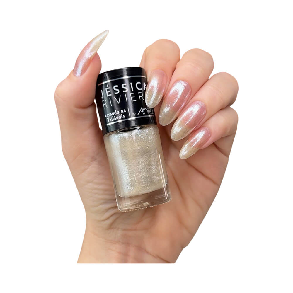 Mão feminina segurando o frasco do Top Coat Jéssica Riviery by Anita com unhas brilhantes e bem cuidadas