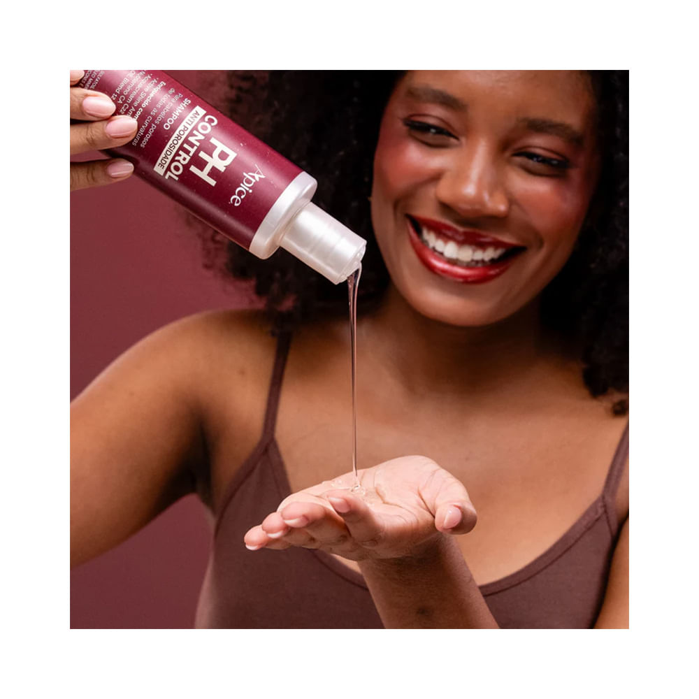 Mulher aplicando Shampoo Apice PH Control 300ml na palma da mão