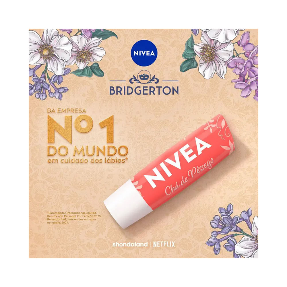 Hidratante labial Nivea Bridgerton Chá de Pêssego com fundo decorado e detalhes florais