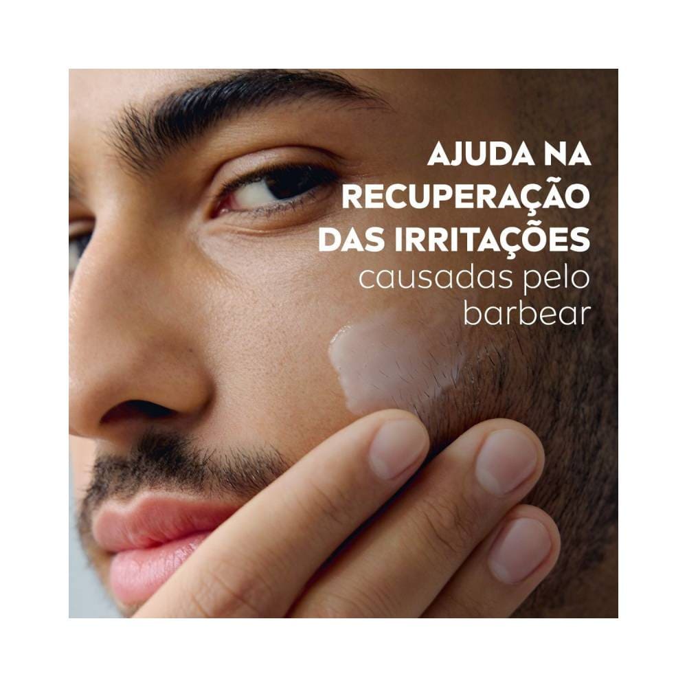 Homem aplicando bálsamo pós-barba Nivea Men Sensitive na face, com destaque para a área ao redor dos olhos e do nariz