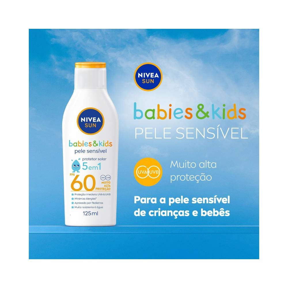 Aplicação do protetor solar Nivea Sun Kids na pele de criança