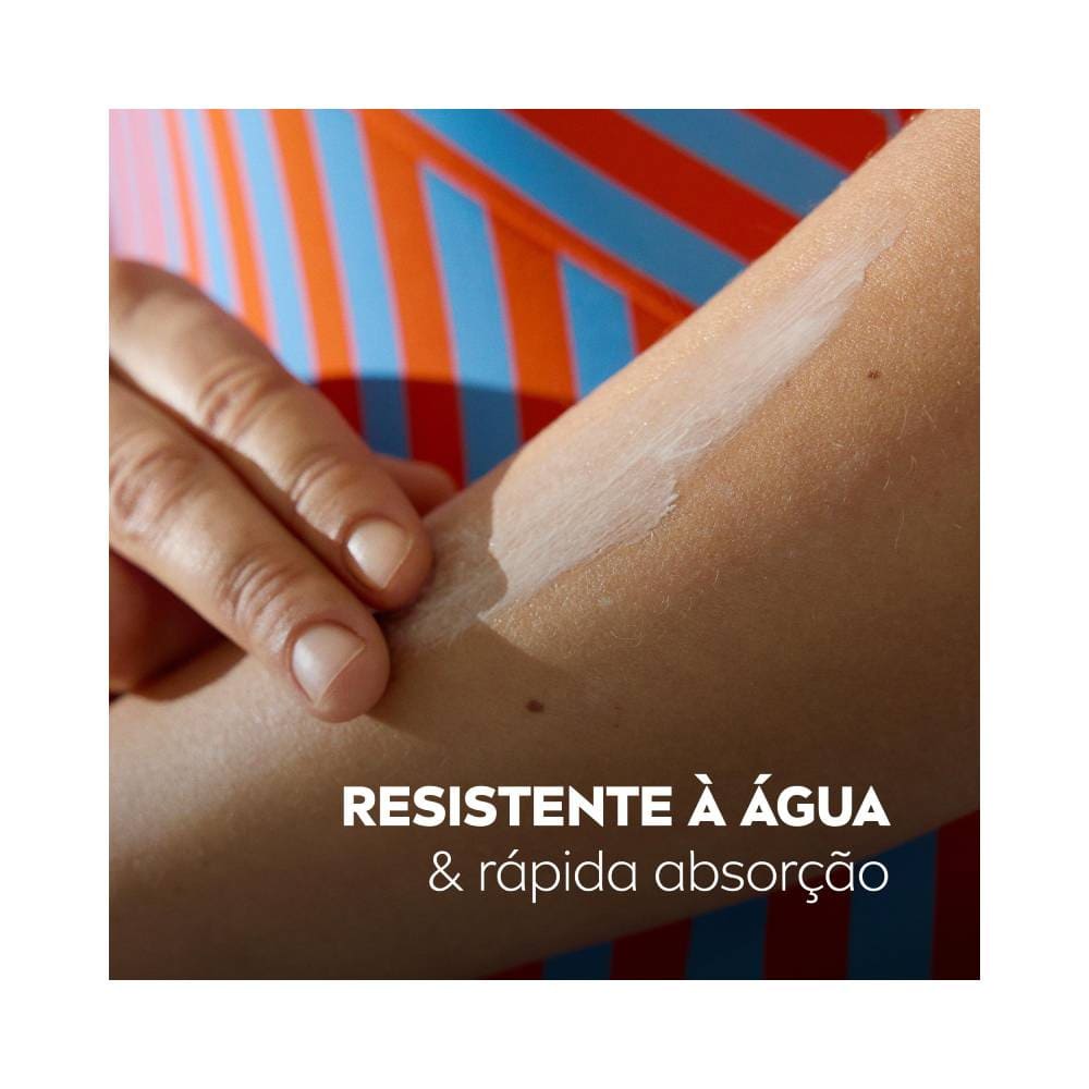 Aplicação de protetor solar NIVEA SUN Protect & Bronze FPS30 na pele, mostrando textura leve e rápida absorção