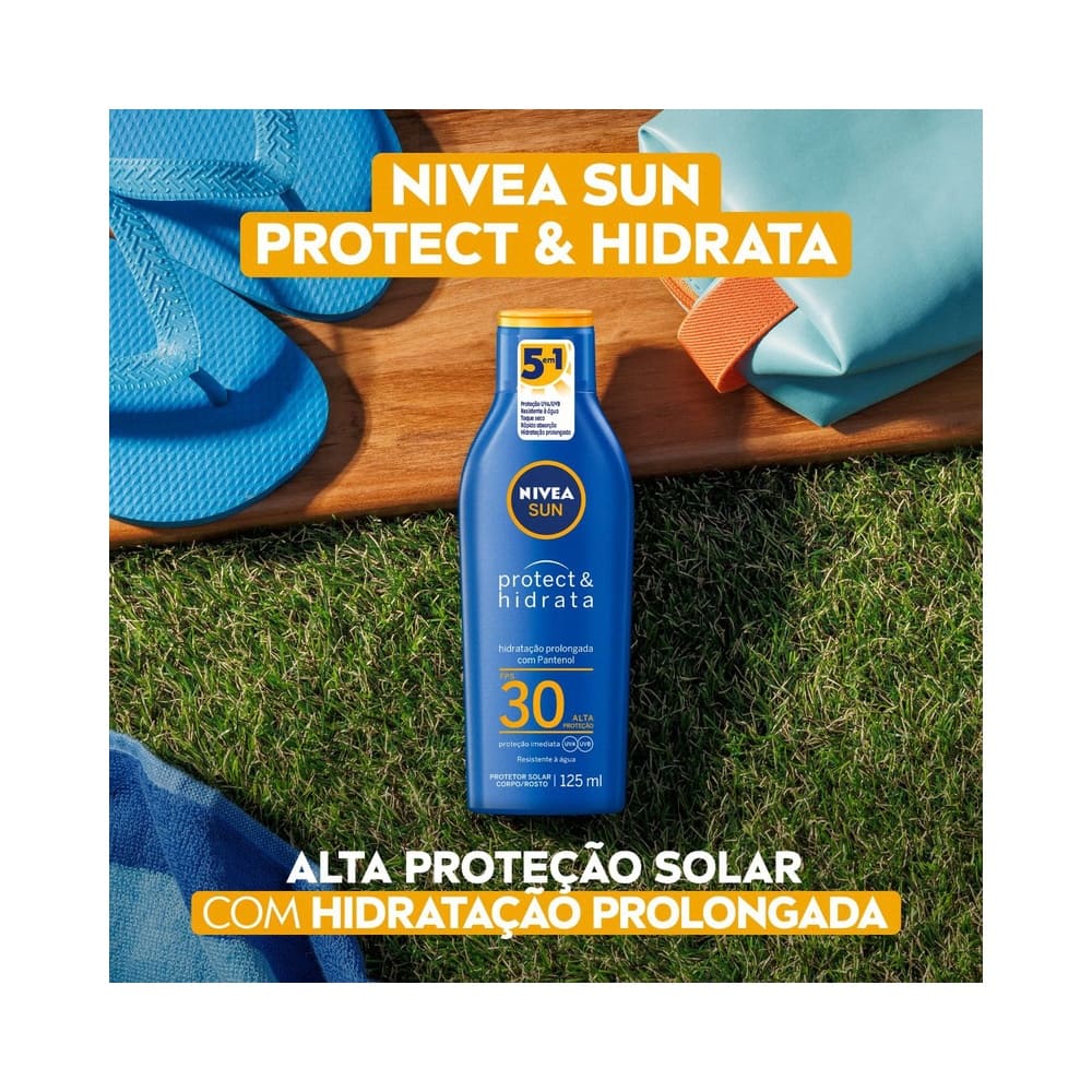 Frasco de protetor solar Nivea Sun Protect & Hidrata FPS30, cor azul, em um cenário ao ar livre com grama e fundo amarelo com texto promocional, destacando a proteção solar e hidratação prolongada.