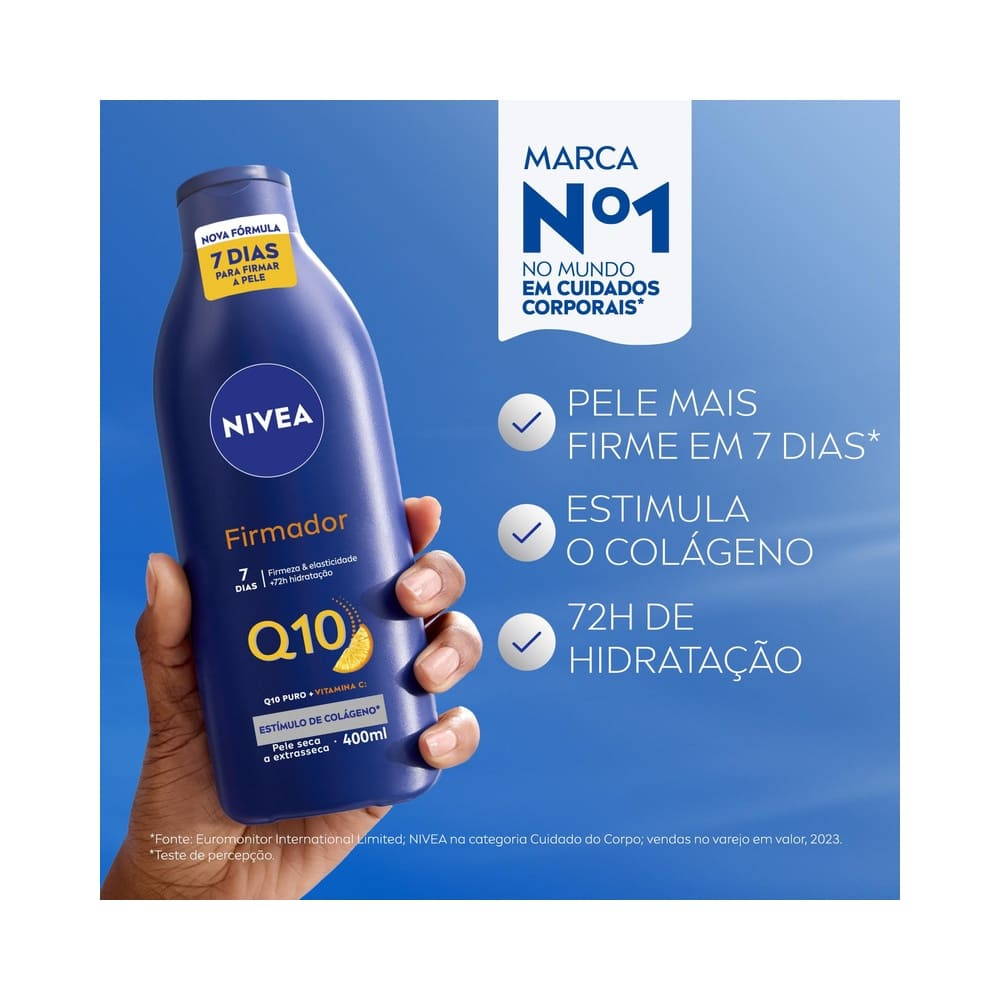 Mão segurando a Loção Hidratante Nivea Firmador Q10 + Vitamina C Pele Seca 400ml