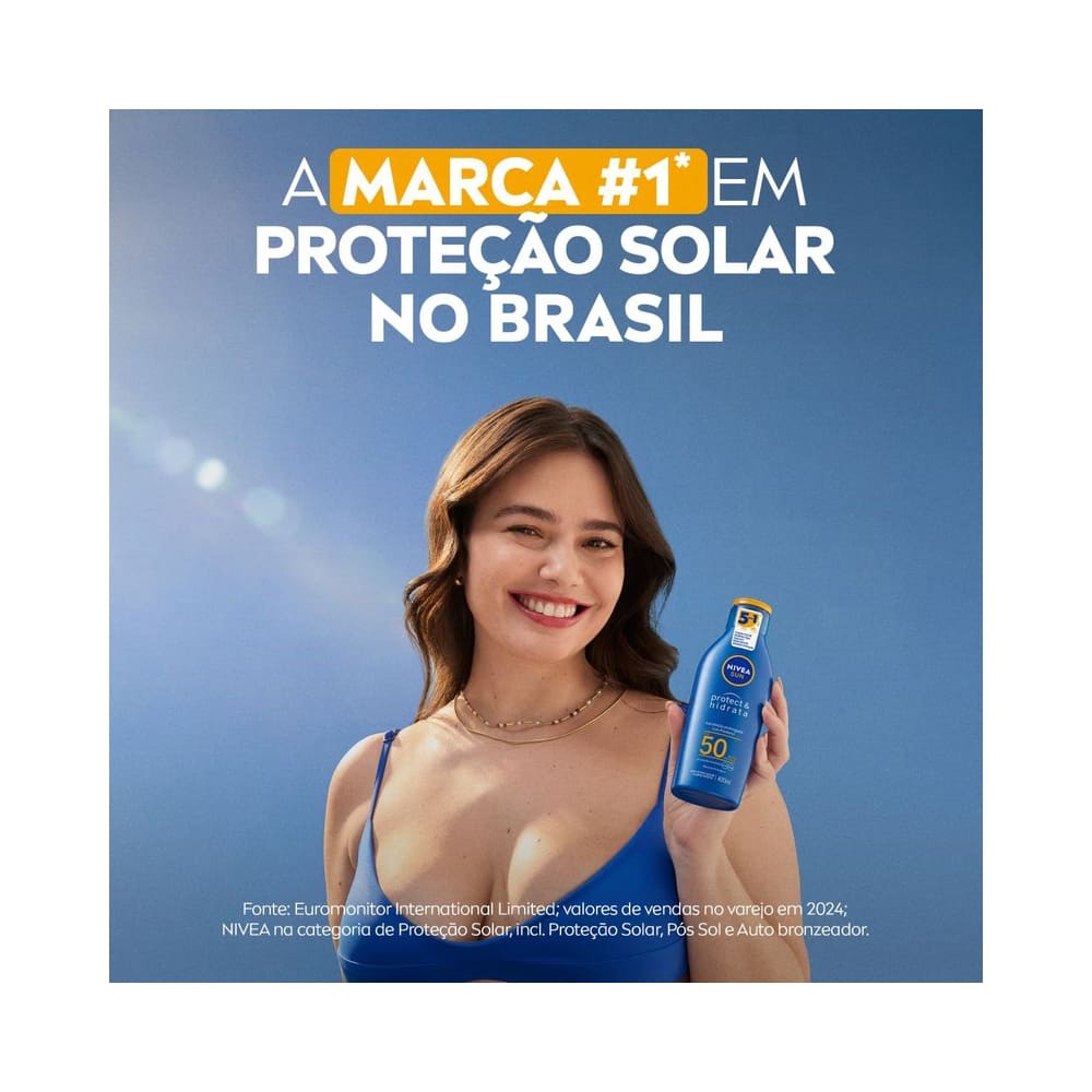 Mulher segurando protetor solar Nivea Sun Protect & Hidrata FPS50 com fundo azul