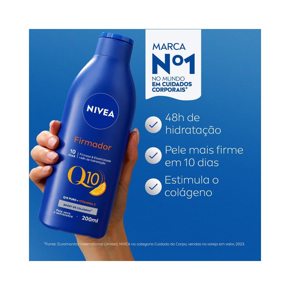 Mão segurando frasco da Loção Hidratante Nivea Firmador Q10 + Vitamina C