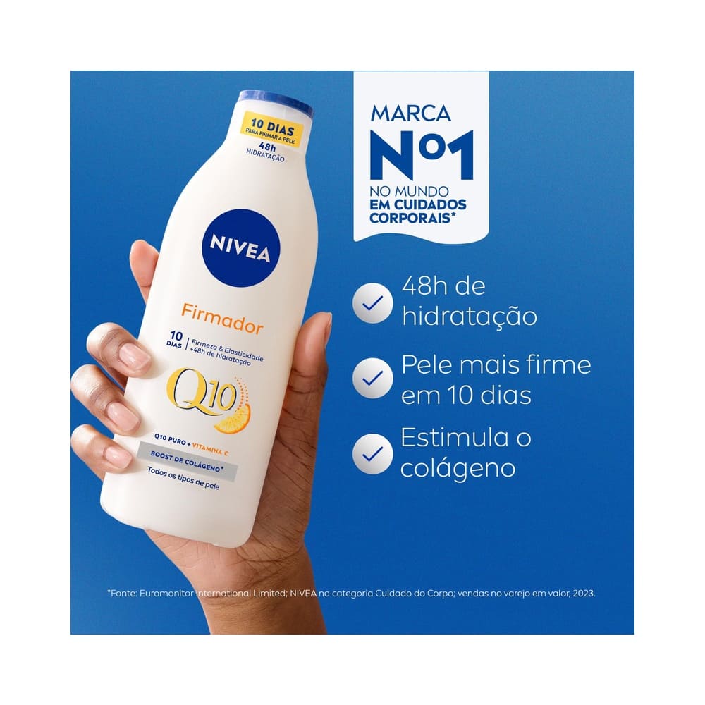 Mão segurando frasco branco da Loção Hidratante Nivea Firmador Q10 sobre fundo azul