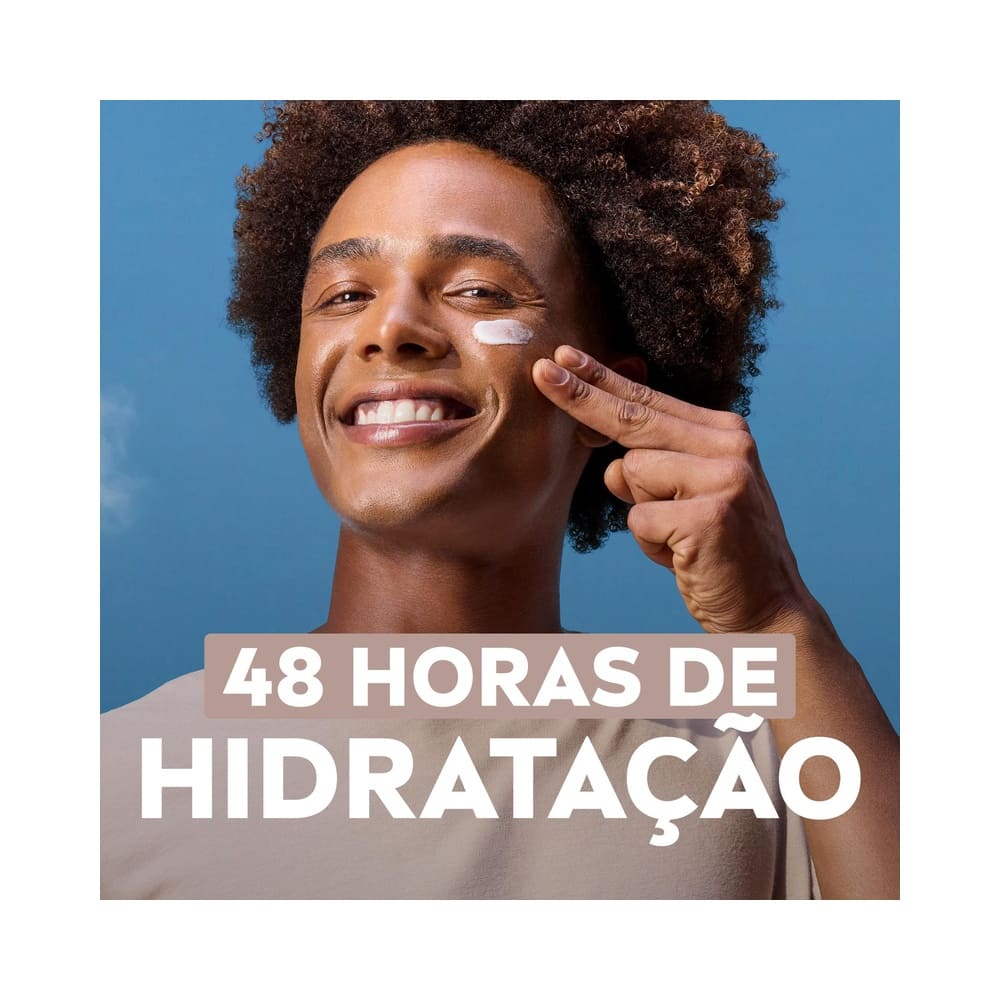 Pessoa aplicando creme facial Nivea Uniformizador Beleza Radiante 7 em 1 no rosto