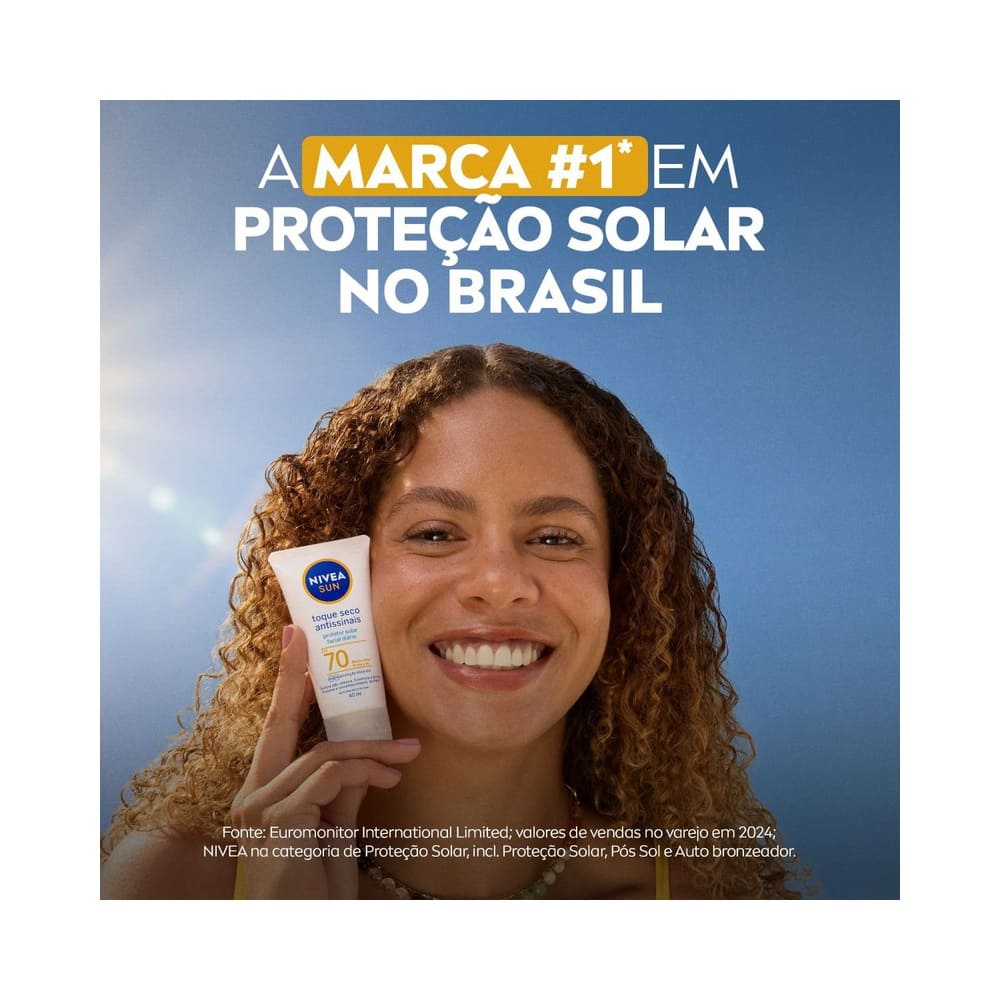 Mulher aplicando protetor solar facial Nivea Sun Toque Seco Antissinais FPS 30