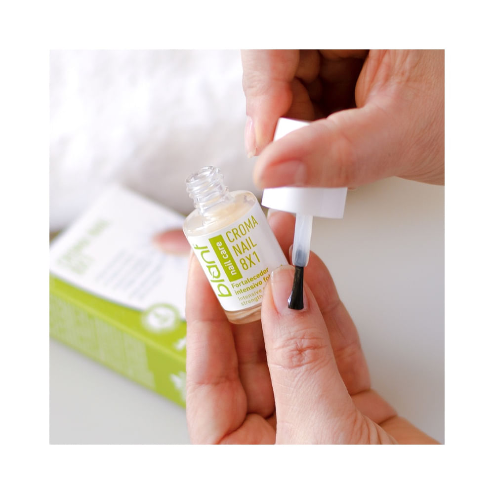Aplicação da Base Fortalecedora Blant Tratamento Croma Nail 8 em 1 em unha