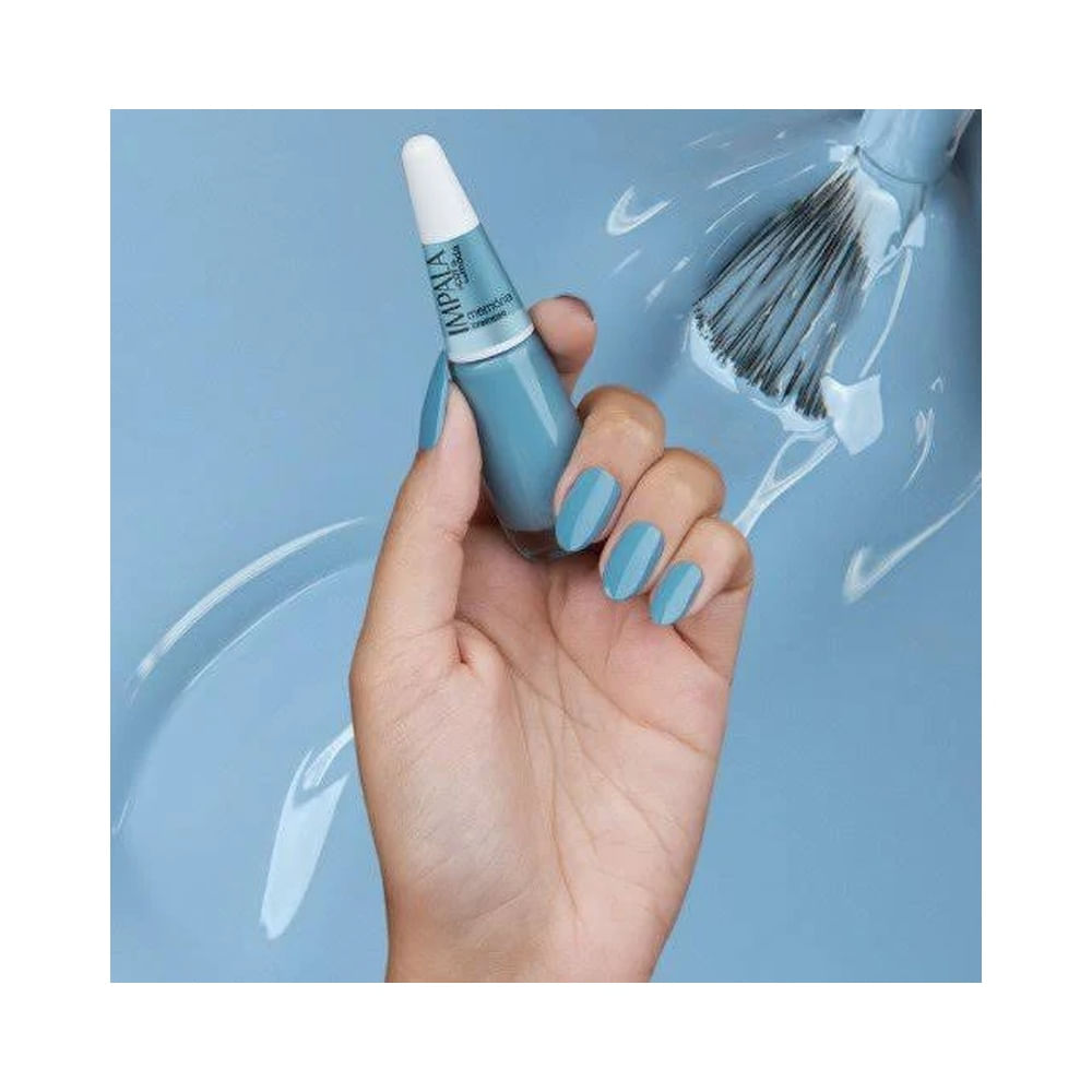 Frasco de Esmalte Impala A Cor da Sua Moda Memória azul sobre fundo branco