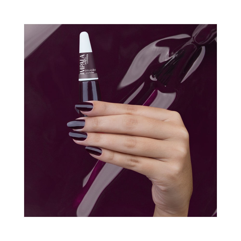 Esmalte Impala Intuição roxo profundo em posição vertical