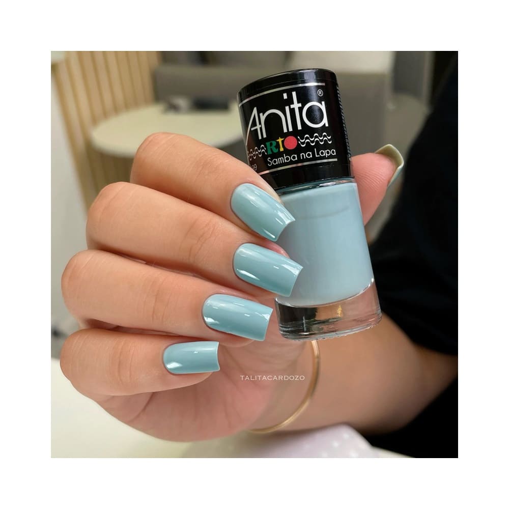 Frasco de Esmalte Anita Rio Samba Na Lapa azul claro sobre fundo branco.