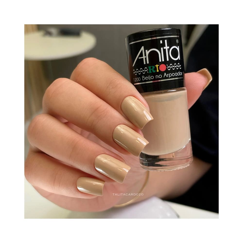Frasco do Esmalte Anita Rio Beijo no Arpoador bege cremoso com tampa preta.