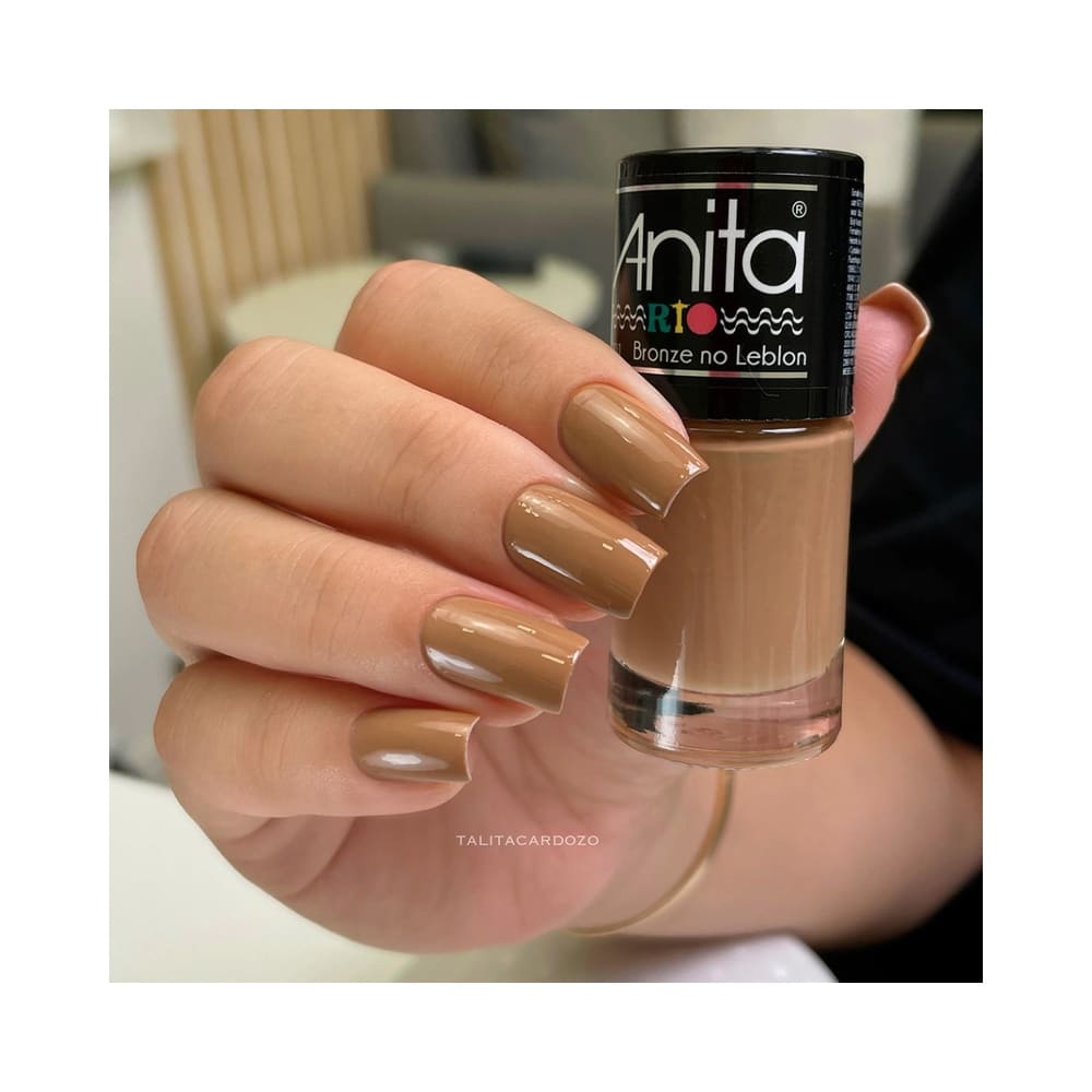 Esmalte Anita Rio Bronze no Leblon em fundo branco, cor marrom clara