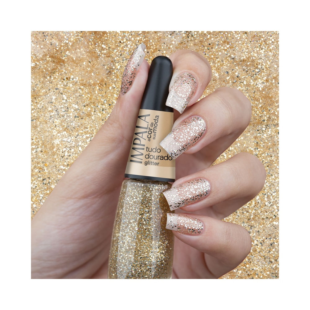 Frasco de esmalte dourado com glitter Impala Tudo Dourado sobre fundo branco.