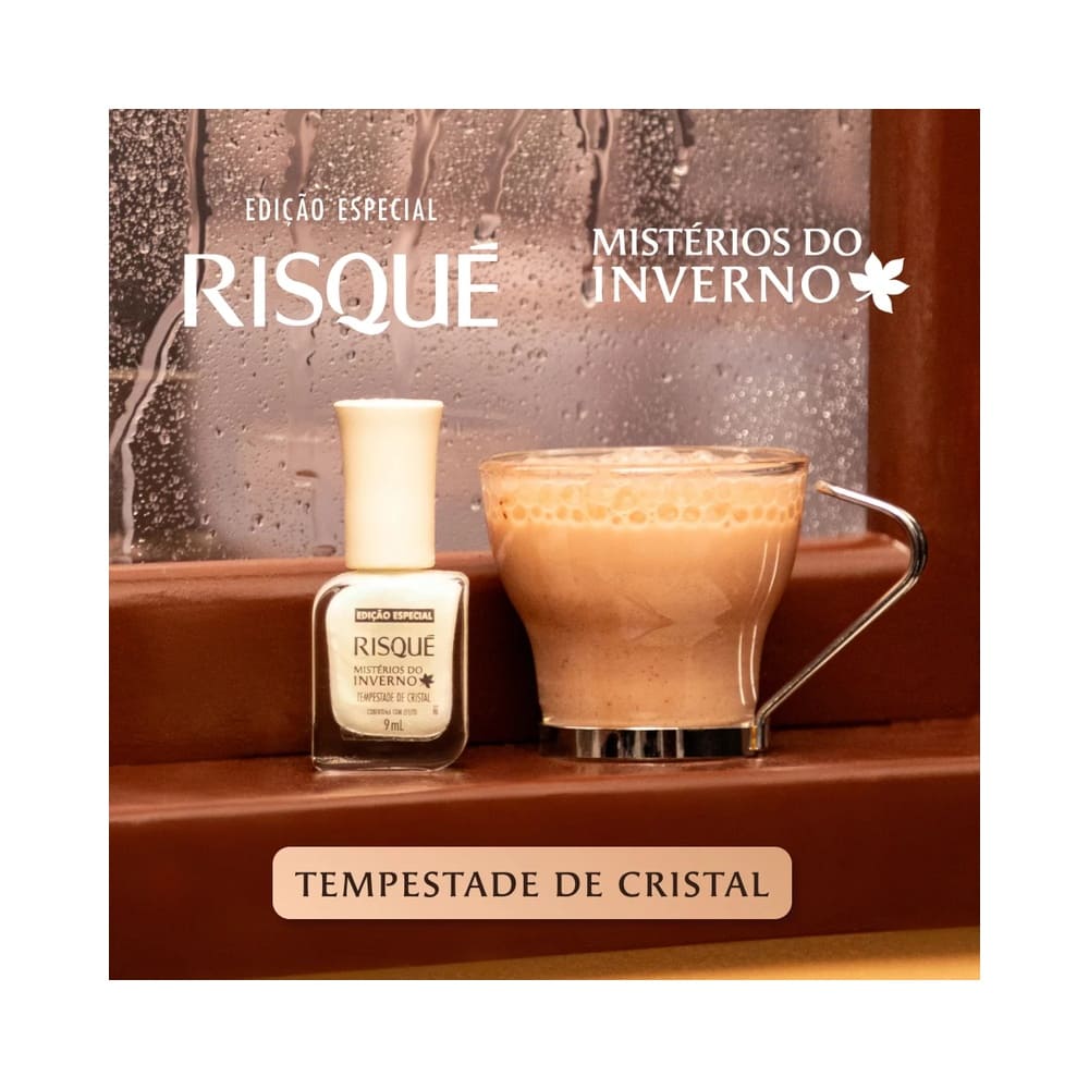 Frasco frontal do Esmalte Risqué Mistérios do Inverno Tempestade de Cristal com cor verde clara e glitter.