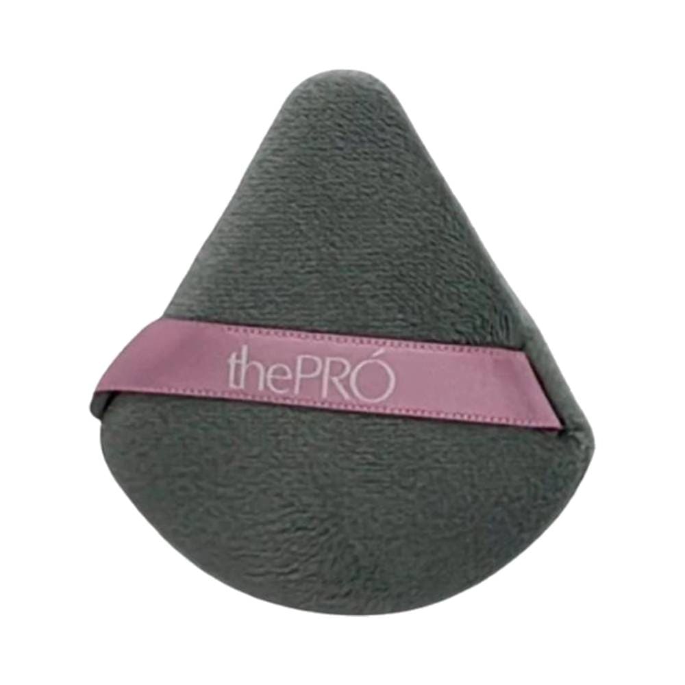Esponja de Maquiagem The Pro Puff Triangular em close, destacando o formato e a faixa rosa.