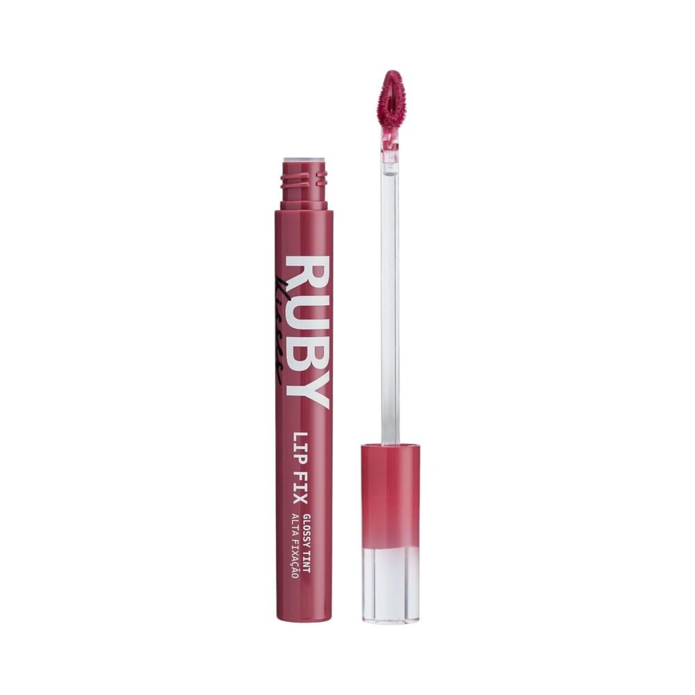 Close do batom líquido Lip Fix Ruby Kisses Glossy Tint Berry Charm com aplicador exibindo o produto rosado