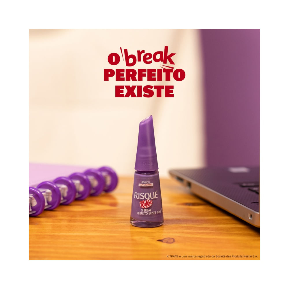Frasco de esmalte Risqué com design de KitKat, cor roxa metálica